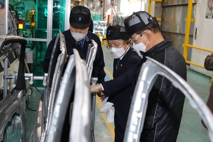 노석환 관세청장(왼쪽 두번째)이 친환경 자동차 부품 생산업체를 방문해 작업현장을 둘러보며 애로사항을 청취하고 있다.<사진=관세청>