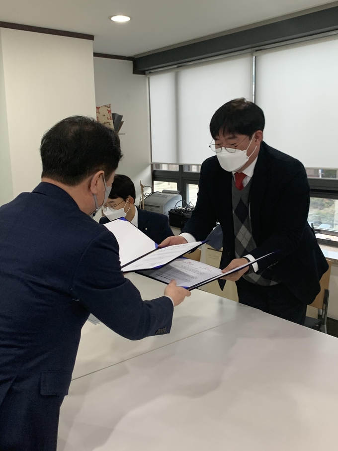 이창식 한국세무사고시회장<오른쪽>이 지난 1일 서울 역삼동 법률방송 사옥 회의실에서 법률방송과 업무협약을 체결하고 있다.<사진=한국세무사고시회>