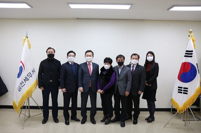 이진우 서장<왼쪽 세번째>과 김내리 재산법인세과장<맨 오른쪽>을 비롯해 금천상공회의소 회원들이 함께 기념 사진을 촬영하고 있다.