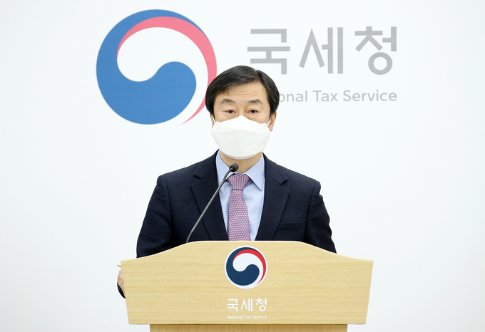 노정석 국세청 조사국장이 17일 국세청 기자실에서 편법증여 등 반칙·특권을 이용해 재산을 불린 영앤리치(Young&Rich) 등 불공정 탈세혐의자 61명에 대한 세무조사 착수 관련 브리핑하고 있다.