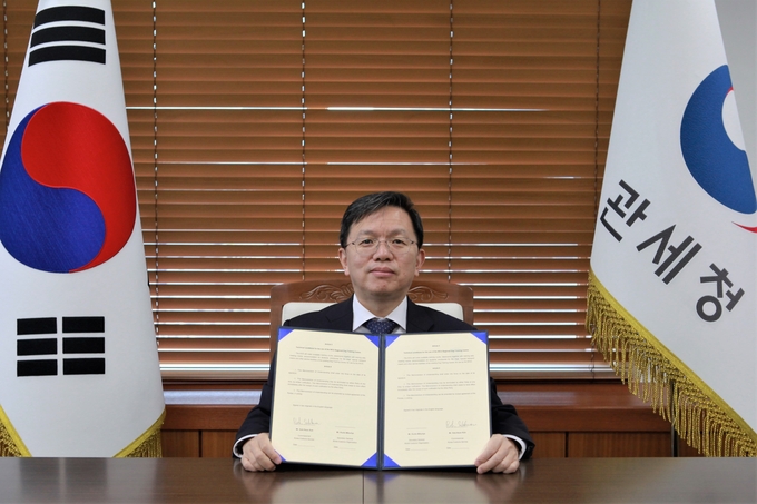 노석환 관세청장이 WCO 지역탐지견훈련센터 운영을 위한 약정서에 서명했다.