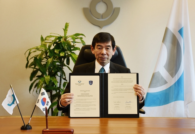쿠니오 미쿠리야 WCO 사무총장이 WCO 지역탐지견훈련센터 운영을 위한 약정서에 서명했다.