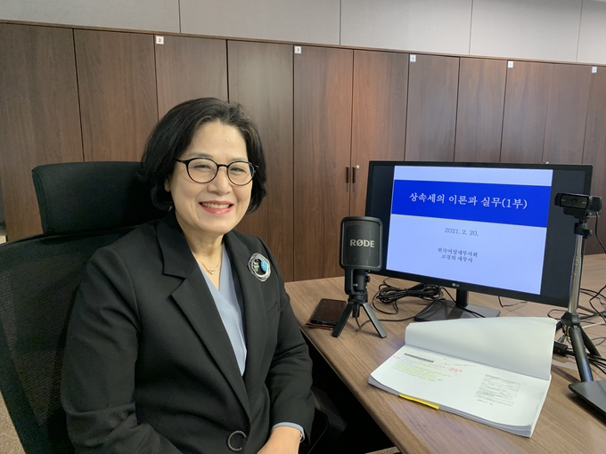 고경희 회장이 서울 서초구 송영주 여성세무사회 홍보부회장의 사무실에서 상속세 이론과 실무에 대해 줌을 활용해 특강하고 있다.<사진=한국여성세무사회>