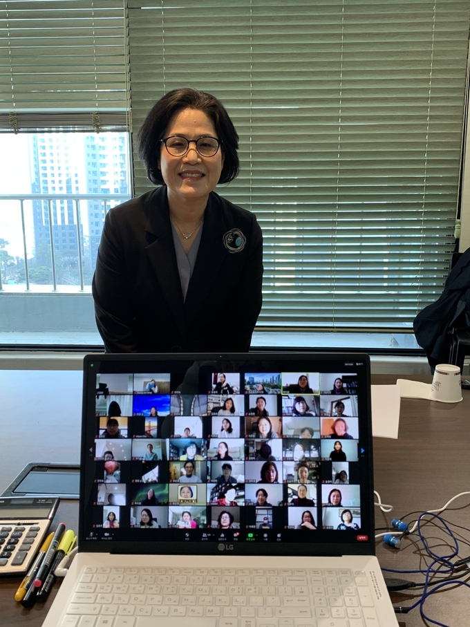 고 회장이 특강에 참여한 회원들과 함께 기념 사진을 촬영하고 있다.<사진=한국여성세무사회>