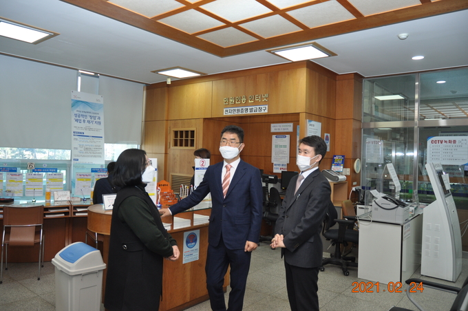 김창기 중부청장(가운데)은 지난 24일 원주세무서 신고창구를 점검하고 직원들을 격려했다..