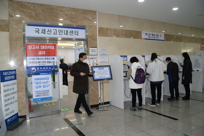 동작세무서 2층에 설치된 국세신고안내센터<왼쪽>와 셀프 납부 창구.