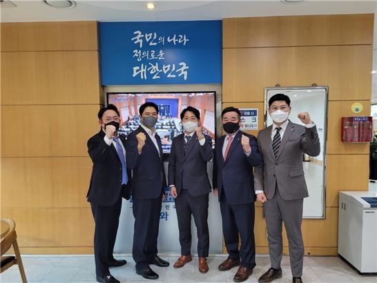 한국청년세무사회 임원진은 지난달 25일 임채룡 전 서울회장 주선으로 청와대에서 김광진 청년비서관과 간담회를 갖고 업계 현안에 대해 논의했다.<사진=청년세무사회>