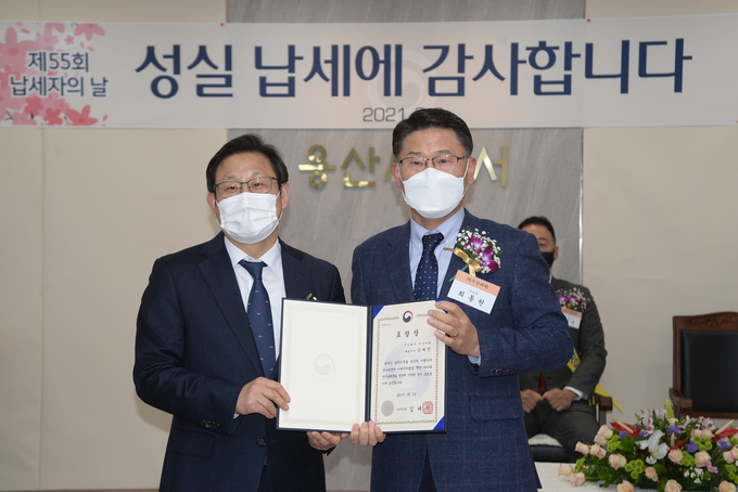 국세청장 표창을 받은 최동원 (주)기산과학 대표이사<오른쪽>는 2013년 석탑산업훈장과 2016년 서울시 모범납세자 표창도 받은 성실 납세자다.