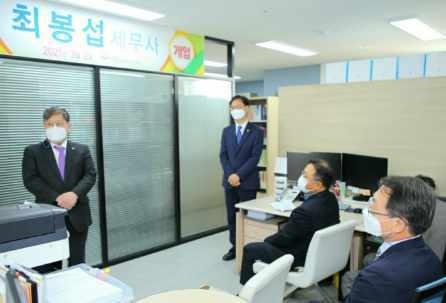 정성균 광주지방세무사회장(맨왼쪽)이 축하 인사말을 하고 있다.