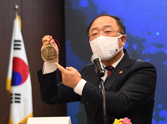 홍남기 부총리 겸 기획재정부장관이 모범납세자들에게 감사말을 전하고 있다.(사진=기재부)