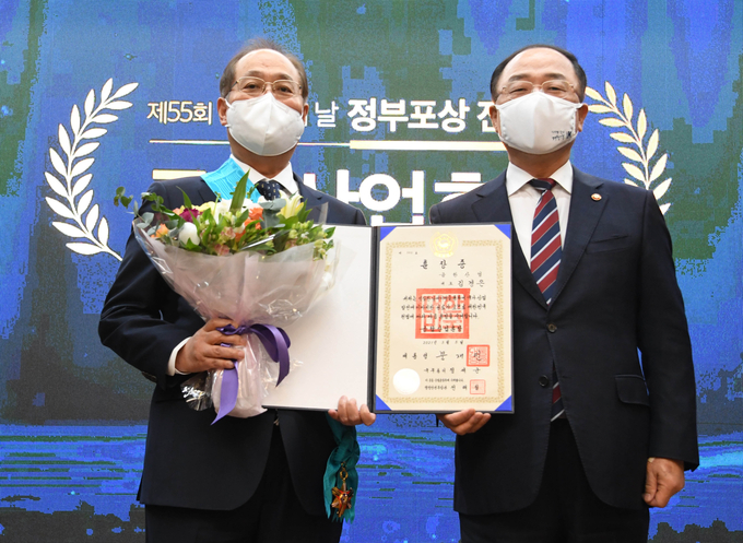  금한산업 김경은 대표(왼쪽)가 홍남기 부총리 겸 기획재정부 장관과 기념촬영하고 있다.(사진=기재부)