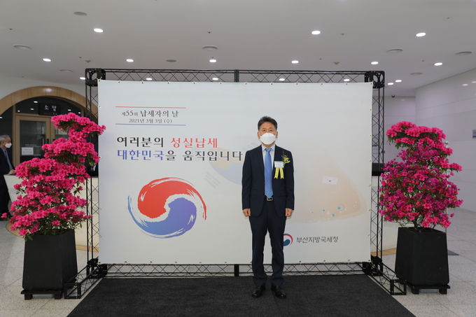 국무총리표창을 받은 안병영 (주)리우 대표이사가 기념촬영하고 있다.(제공=부산청)