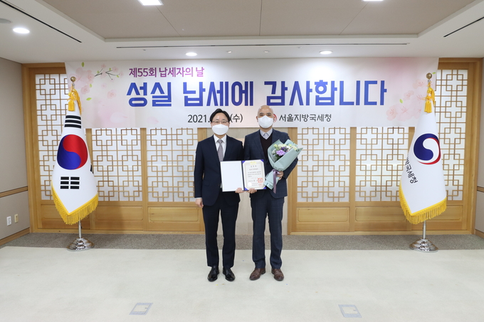 임광현 서울청장(왼쪽)이 잡코리아 유한책임회사 윤병준 대표이사와 기념촬영하고 있다.