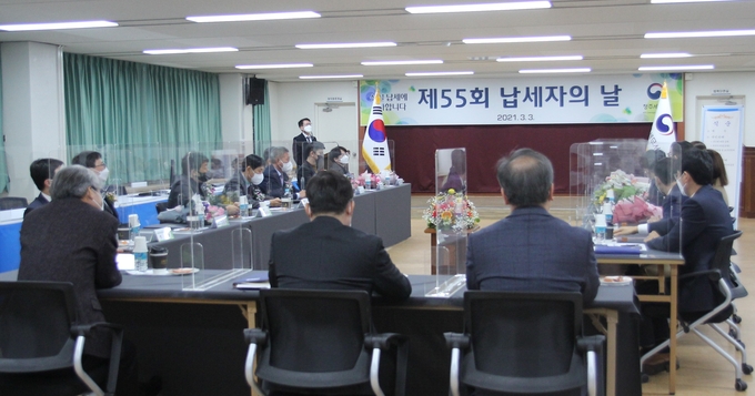 청주세무서는 3일 대강당에서 납세자의 날을 맞아 모범납세자 등 11명에게 표창을 수여했다.