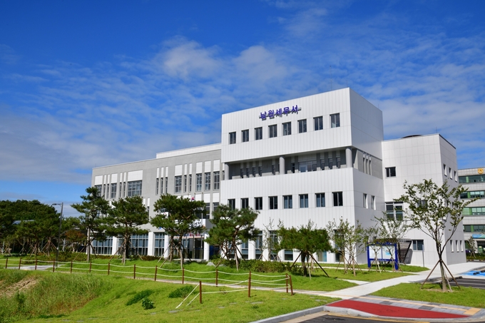 남원세무서는 3일 제55회 납세자의 날을 맞아 우수관서로 선정돼 국세청장 표창을 수상했다.