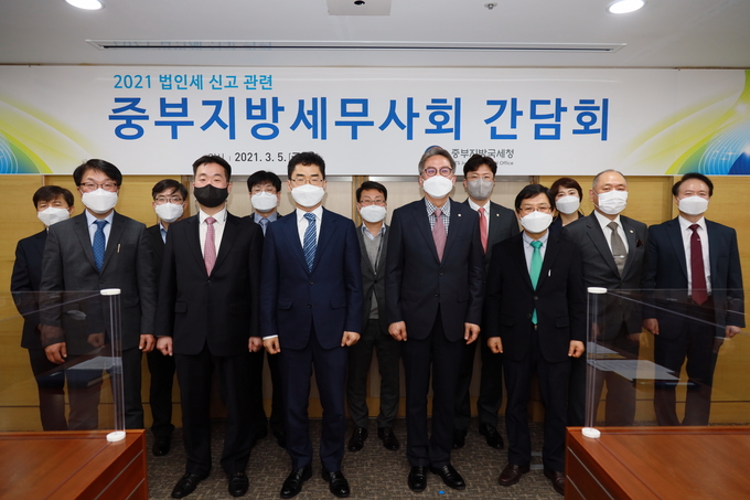 앞줄 왼쪽부터 박인호 중부청 법인세과장, 이동운 중부청 성실납세지원국장, 김창기 중부청장, 유영조 중부세무사회장, 이중건·이남헌 중부회 부회장, 목명균 중부회 업무정화조사위원장, 뒷줄 왼쪽부터 이경순 중부청 국제조세팀장, 조일훈 중부청 법인2팀장, 이수형 중부청 법인1팀장, 이태균 중부청 법인4팀장, 최영우 중부회 총무이사. 이은자 중부회 연수이사.