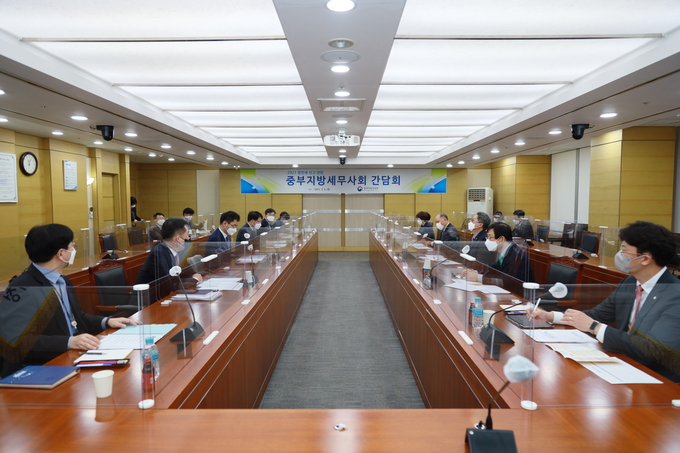 중부지방세무사회는 지난 5일 중부지방국세청과 법인세 신고 간담회를 가졌다.