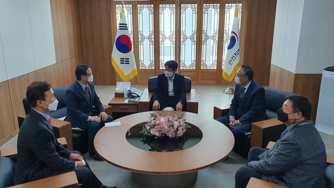 이금주 인천세무사회장이 법인세 신고 간담회에 앞서 오덕근 인천청장과 면담하고 있다.(왼쪽부터 유윤상 인천회 부회장, 이금주 인천회장, 오덕근 인천청장, 박광수 인천청 성실납세지원국장, 김명진 인천회 부회장)
