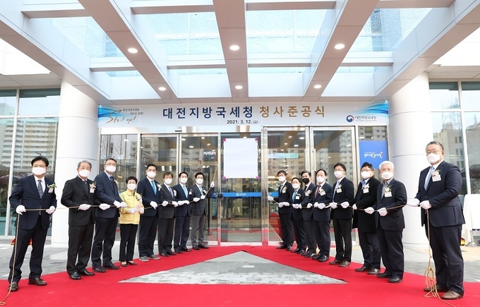 참석자들이 대전청 신청사 현판 제막식을 갖고 있다. 
