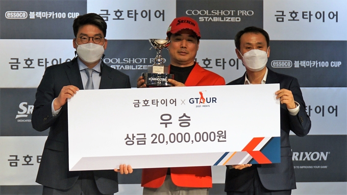 2021 금호타이어 지투어 남자 1차 대회에서 손동주<가운데> 선수가 우승해 상금 2천만원을 차지했다.