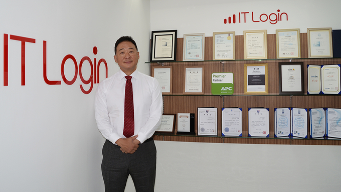 지난 3월3일 납세자의 날 용산세무서 일일 명예서장으로 위촉된 김태현 (주)아이티로그인 대표이사를 17일 용산구 청진빌딩 (주)아이티로그인 사옥에서 만났다.