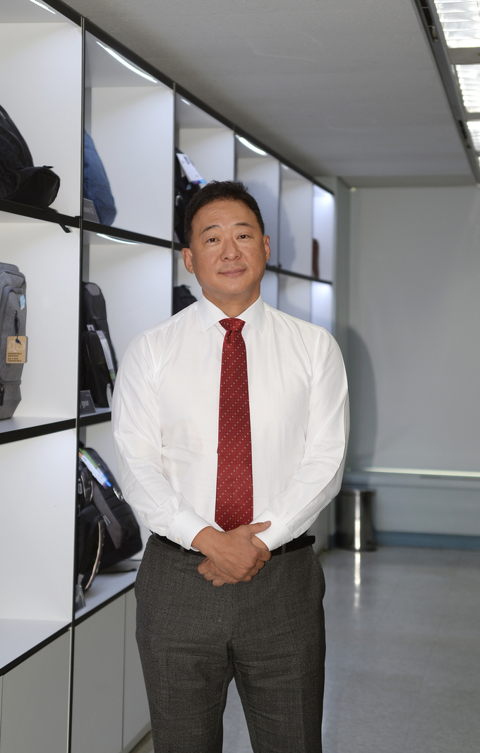 20년간 정도경영에 힘써왔다고 말하는 김태현 대표이사가 타거스 제품이 진열된 대회의실에서 인터뷰에 응하고 있다.