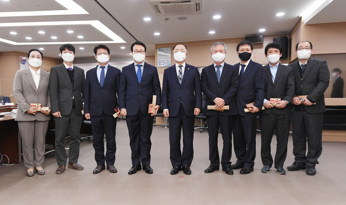 왼쪽부터 손희정 국세청 조사관, 황병광 국세청 조사관, 박광종 국세청 징세과장, 정철우 국세청 징세법무국장, 홍남기 부총리, 이병한 서울시 재무국장, 이병욱 서울시 38세금징수과장, 안승만 서울시 38세금징수2팀장, 주성호 서울시 38세금징수과 조사관(사진=기재부)
