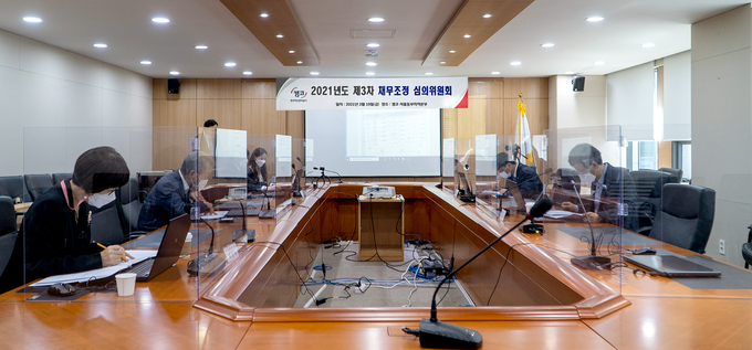 캠코 채무조정심의 위원들이 19일 서울 역삼동 캠코 서울동부지역본부에서 채무조정심의위원회를 갖고 연체채무자에 대한 추가 감면을 심의하고 있다.