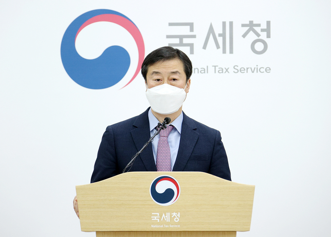 노정석 국세청 조사국장이 24일 국세청 기자실에서 국적세탁 등 지능적 역외탈세 혐의자 54명 세무조사 착수 관련 브리핑을 하고 있다.(사진=국세청)