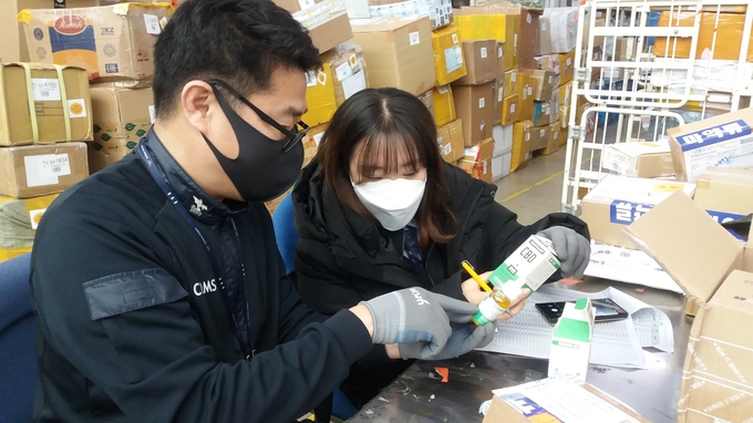 인천공항국제우편세관 직원들이 경미마약류로 적발된 CBD오일을 살펴보고 있다.(사진=인천공항국제우편세관)