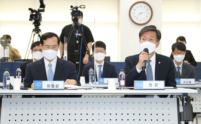 김대지 국세청장이 국세행정개혁위원회에서 인사말을 하고 있다. 