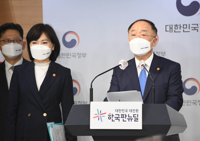 홍남기 부총리 겸 기획재정부 장관이 지난 29일 정부서울청사에서 열린 '반부패정책협의회 결과'와 관련 브리핑에서 발표문을 낭독하고 있다.<사진=기재부>