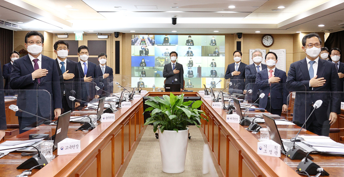 국세청은 30일 전국 지방국세청장회의를 개최하고 개발지역 부동산탈세 특별조사단을 구성했다. 김대지(가운데) 국세청장과 송기봉 광주청장, 오덕근 인천청장, 김창기 중부청장, 문희철 차장, 임광현 서울청장, 임성빈 부산청장, 이청룡 대전청장, 조정목 대구청장이 회의에 앞서 국기에 대한 경례를 하고 있다(왼쪽부터).