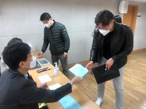 서울 본회에 설치된 제 1투표소를 찾은 관세사회 회원들이 투표를 하고 있다.