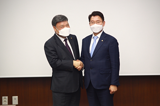 김수흥 의원(오른쪽)이 서정수 셀트리온제약 대표와 악수를 하고 있다.(사진=김수흥 의원실)