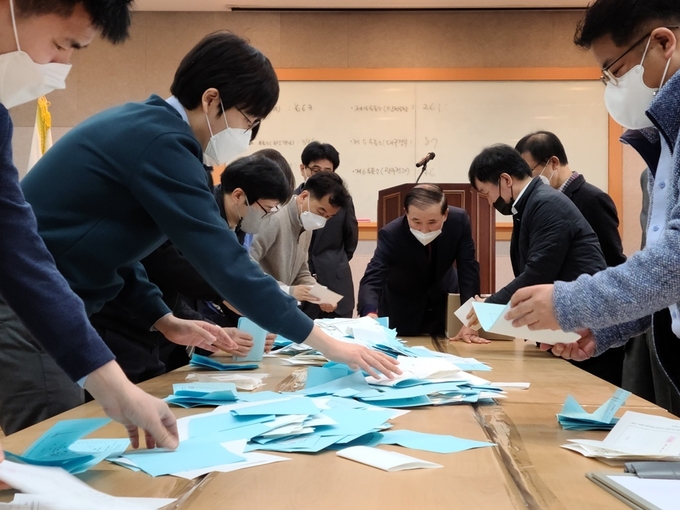  한국관세사회 선거관리위원회가 31일 회장 및 윤리위원장 선거 결과를 집계하고 있다. 