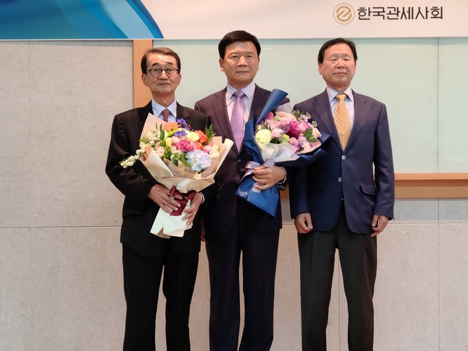 왼쪽부터 박창언 한국관세사회장, 정임표 윤리위원장 당선인, 황규환 관세사회 선거관리위원장.