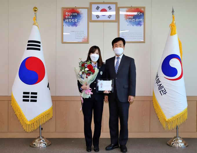 김윤식 인천세관장(오른쪽)이 3월의 인천세관인에 선정된 한나미 관세행정관과 기념촬영하고 있다.(사진=인천세관)