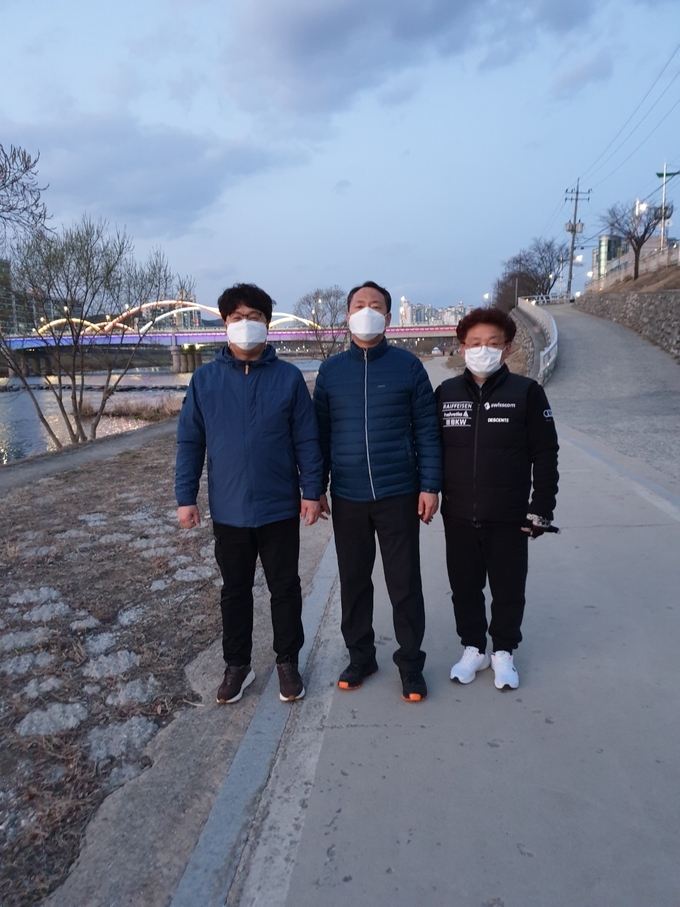 권석현 홍천세무서장(가운데)과 직원들이 홍천강변 걷기 후 기념사진을 촬영하고 있다.