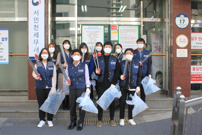 서인천세무서는 지난달 25일 비대면 사회공헌 활동으로 세무서 주변을 정화하는 ‘클린업데이’ 행사를 개최했다.