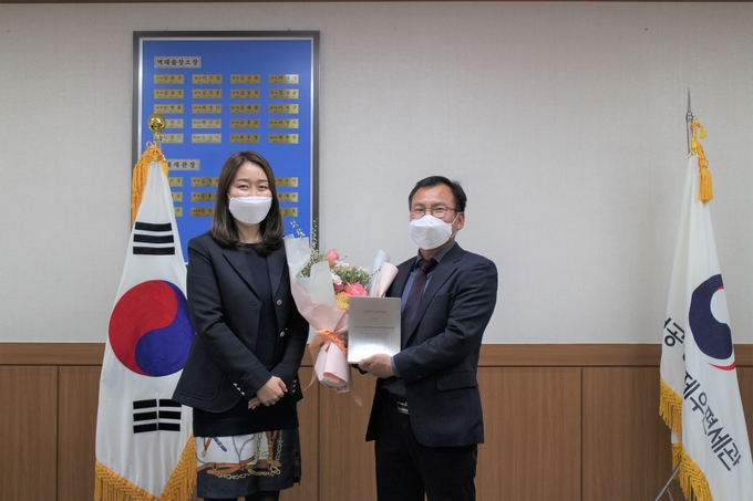 정호창 인천공항국제우편세관장이 1일 루이비통 말레띠에사로부터 감사패를 전달받고 있다.(사진=TIPA)
