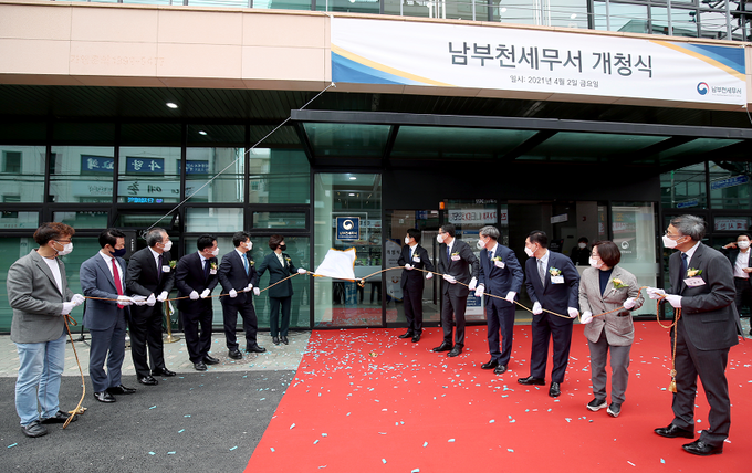남부천세무서가 지난 2일 오덕근 인천지방국세청장 등 내·외빈 20여명이 참석한 가운데 개청식을 개최했다.