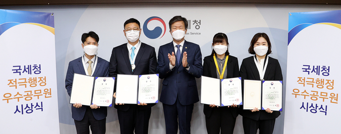 국세청은 6일 적극행정 우수공무원 9명을 선정해 표창을 수여했다.(왼쪽부터 박성배·강용구 조사관, 김대지 국세청장, 설정란·류자영 조사관)(사진=국세청)
