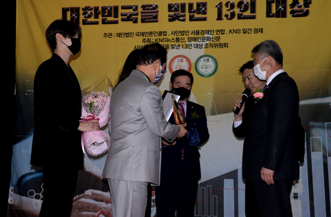 김회재 더불어민주당 의원(오른쪽 첫번째)이 의정발전공헌대상을 받고 있다.