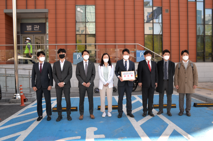 8일 한국세무사고시회 임원들은 강남경찰서를 방문해 고소장을 제출했다.(왼쪽부터 강현삼 부회장, 박수빈 상임이사, 김희철 부회장, 배미영 상임이사, 이석정 부회장, 이창식 회장, 김조겸·심재용 상임이사.)