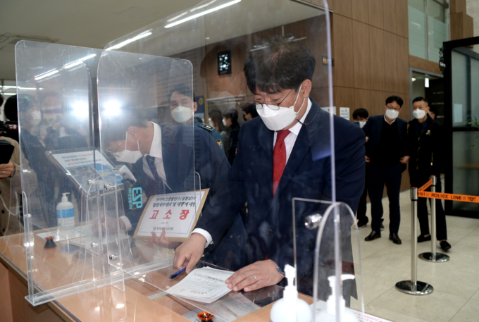 이창식 회장(오른쪽)과 이석정 총무부회장이 고소장을 제출하기 위해 방문 신청서를 작성하고 있다.