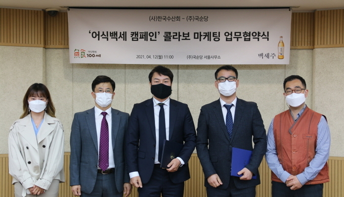 왼쪽부터 한국수산회 김자형 대리, 김승택 팀장, 윤석중 마케팅사업부 본부장, 국순당 김종민 영업본부장, 이종민 팀장.(사진=국순당)