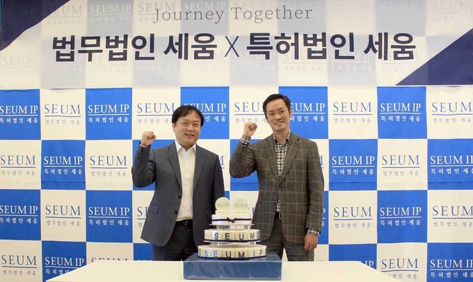 윤경민 변리사(왼쪽)와 정호석 변호사가 지난 14일 개최한 특허법인 세움 설립식에서 기념사진 촬영을 하고 있다.(사진=법무법인 세움)