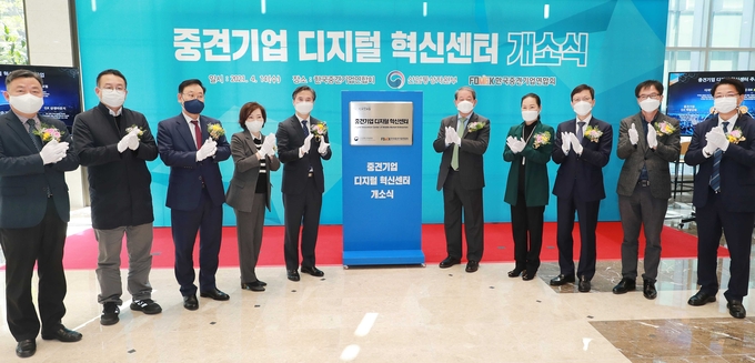 산업부는 14일 한국중견기업연합회에서 ‘중견기업 디지털 혁신센터’ 개소식을 개최했다.(왼쪽부터 김대희 중기부 국장, 남이현 파두 대표, 이강수 더존비즈온 사장, 박명애 티맥스소프트 사장, 박진규 산업부 차관, 강호갑 중견련 회장, 윤영미 하이랜드푸드 대표, 윤성태 휴온스글로벌 대표, 예정수 네어처팜 대표, 이승원 과기부 국장)(사진=산업부)