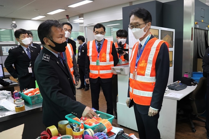 임재현<오른쪽> 관세청장이 19일 인천공항국제우편세관을 방문해 정호창 세관장으로부터 국제우편 통관현장 업무보고를 받고 있다.